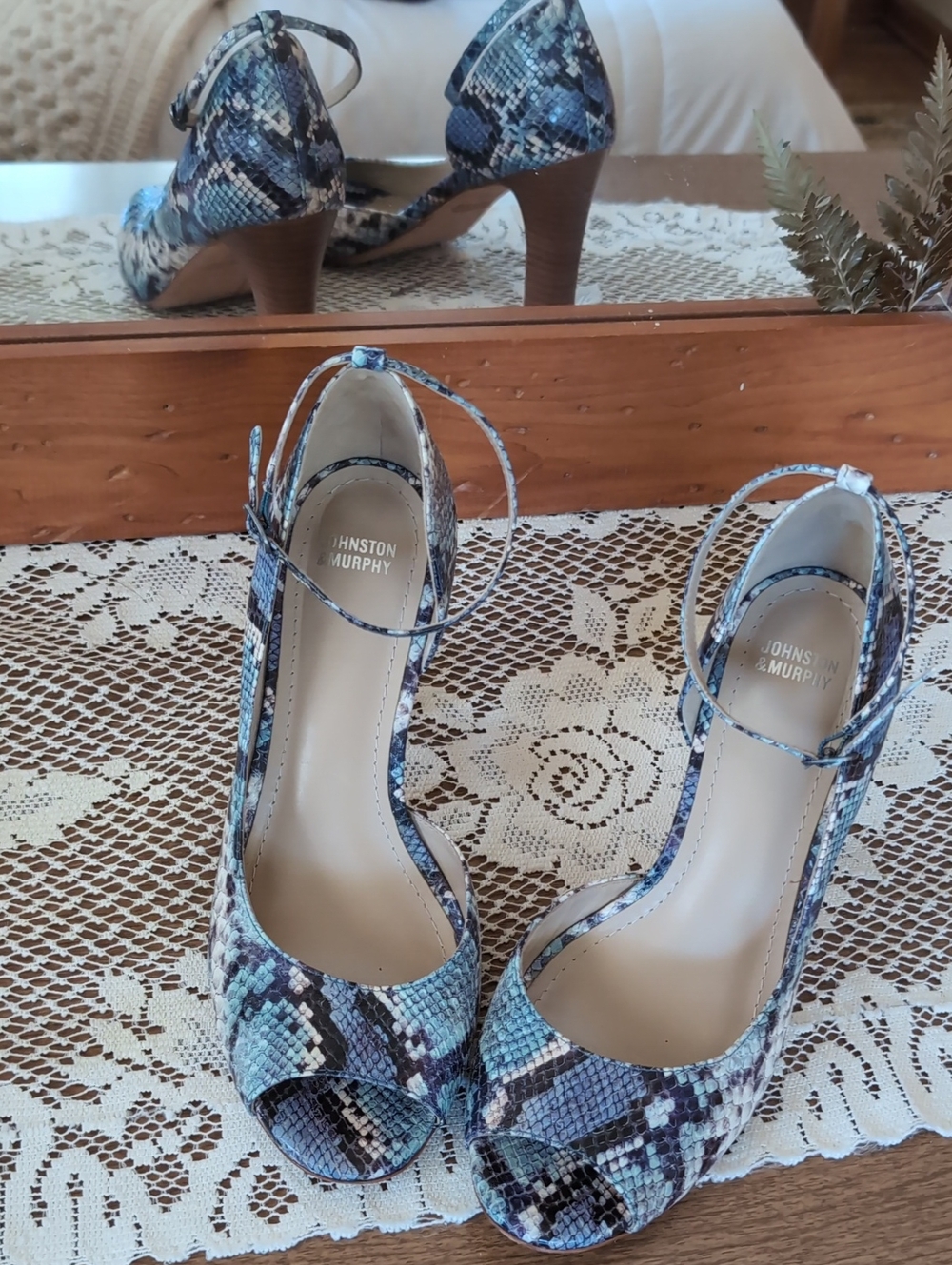 Johnston & Murphy Women's Size 7.5M Ankle-Strap Peep-Toe Heels in Snake Print